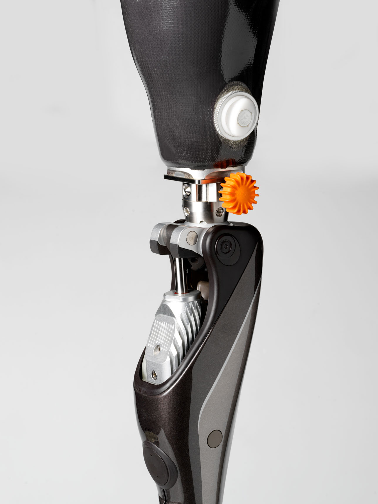 Prosthetic adapter Xtend Connect attached between the socket and the prosthetic knee