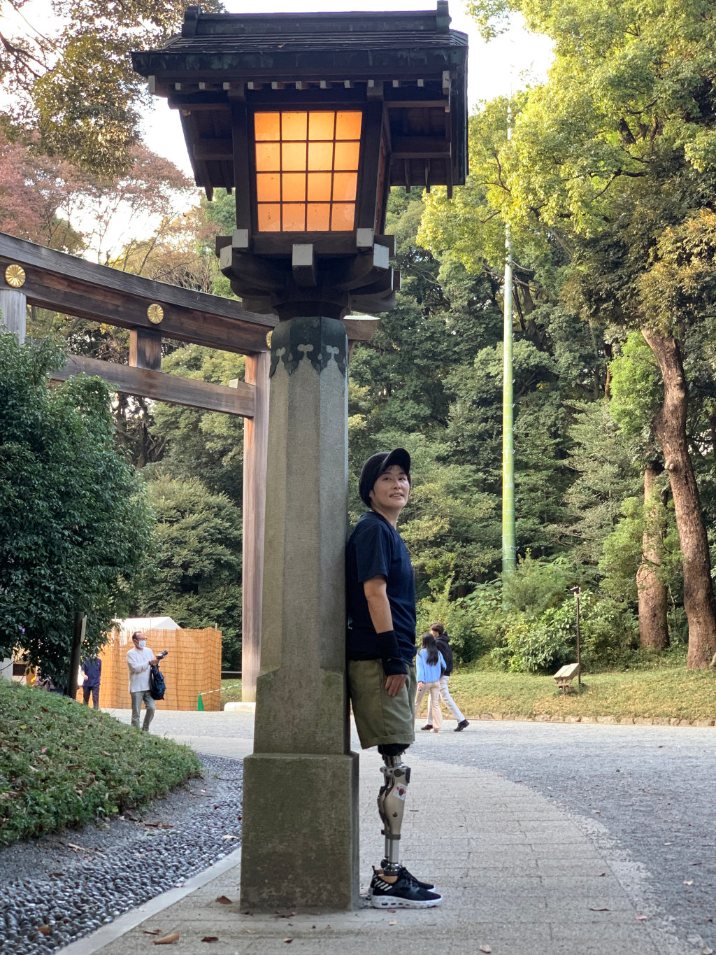 日本の両足切断の女性が、Xtend Footを使って義足で立っています。